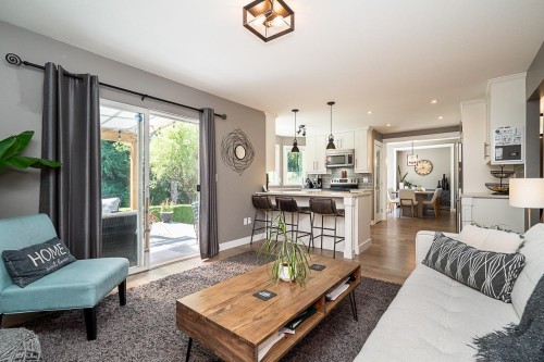 7988 Melburn Drive, Mission, BC - Indoor Photo Showing Living Room