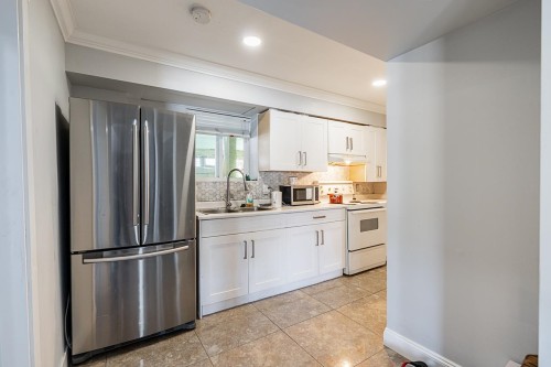 12892 111 Avenue, Surrey, BC - Indoor Photo Showing Kitchen