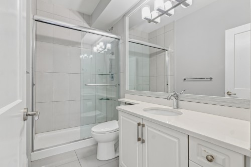 15046 76A Avenue, Surrey, BC - Indoor Photo Showing Bathroom
