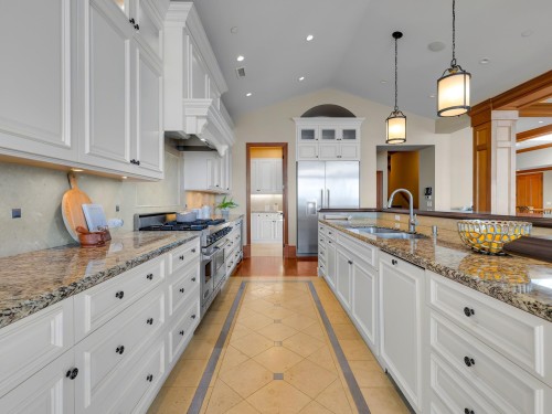 14334 Sunset Drive, White Rock, BC - Indoor Photo Showing Kitchen With Double Sink With Upgraded Kitchen