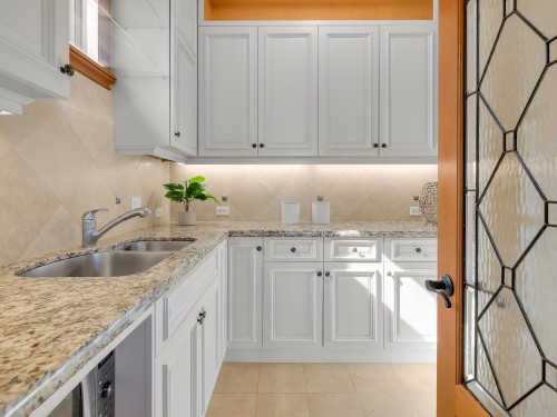 14334 Sunset Drive, White Rock, BC - Indoor Photo Showing Kitchen With Double Sink