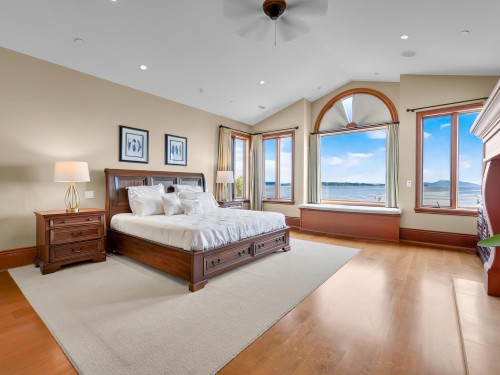 14334 Sunset Drive, White Rock, BC - Indoor Photo Showing Bedroom