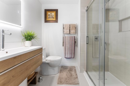 14876 56A Avenue, Surrey, BC - Indoor Photo Showing Bathroom