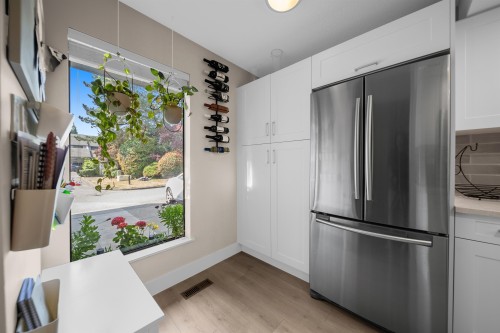 15879 Alder Place, Surrey, BC - Indoor Photo Showing Kitchen