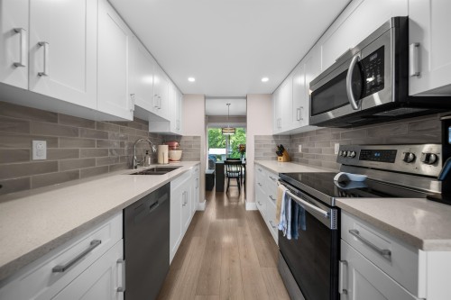 15879 Alder Place, Surrey, BC - Indoor Photo Showing Kitchen With Double Sink With Upgraded Kitchen