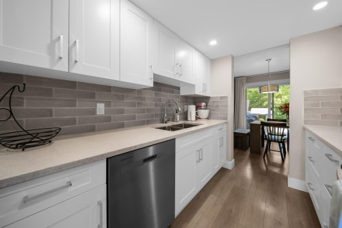 15879 Alder Place, Surrey, BC - Indoor Photo Showing Kitchen With Double Sink With Upgraded Kitchen