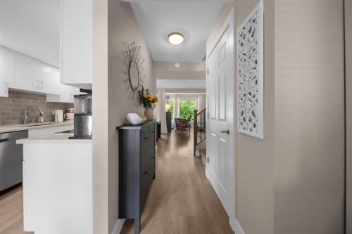15879 Alder Place, Surrey, BC - Indoor Photo Showing Kitchen