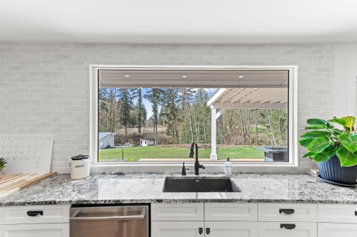 7025 Hesslea Crescent, Abbotsford, BC - Indoor Photo Showing Kitchen With Upgraded Kitchen