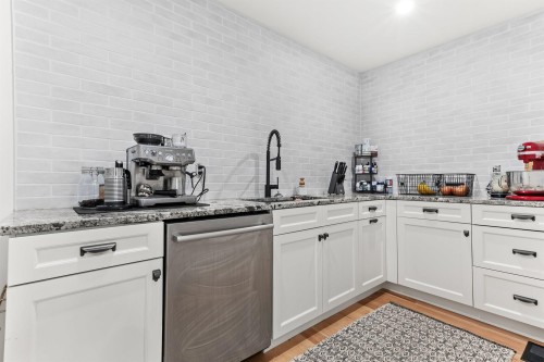 7025 Hesslea Crescent, Abbotsford, BC - Indoor Photo Showing Kitchen With Upgraded Kitchen