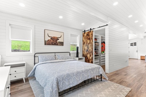 7025 Hesslea Crescent, Abbotsford, BC - Indoor Photo Showing Bedroom