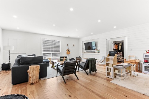 7025 Hesslea Crescent, Abbotsford, BC - Indoor Photo Showing Living Room