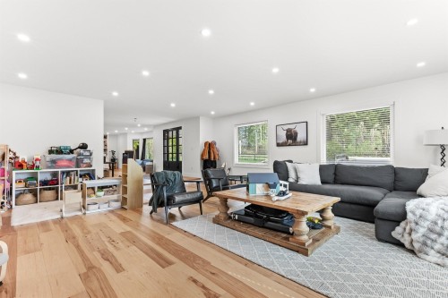 7025 Hesslea Crescent, Abbotsford, BC - Indoor Photo Showing Living Room