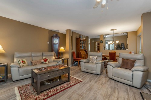 47-3380 Gladwin Road, Abbotsford, BC - Indoor Photo Showing Living Room