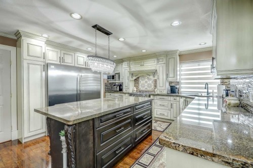 15341 80 Avenue, Surrey, BC - Indoor Photo Showing Kitchen With Upgraded Kitchen