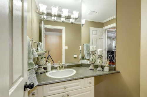 15341 80 Avenue, Surrey, BC - Indoor Photo Showing Bathroom
