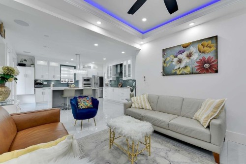 8825 131 Street, Surrey, BC - Indoor Photo Showing Living Room