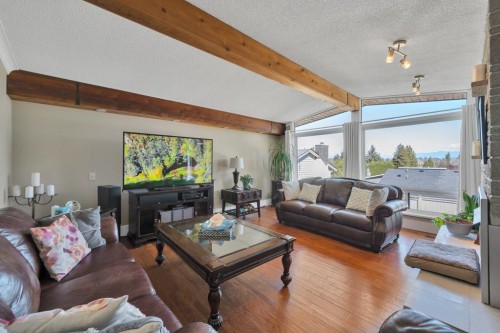 19717 48A Avenue, Langley, BC - Indoor Photo Showing Living Room