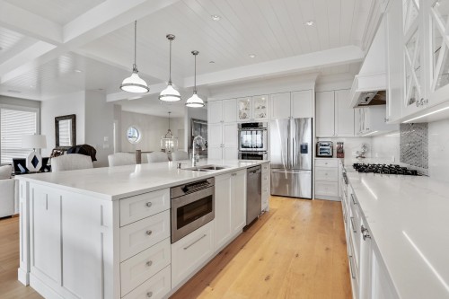 932 Ash Street, White Rock, BC - Indoor Photo Showing Kitchen With Upgraded Kitchen