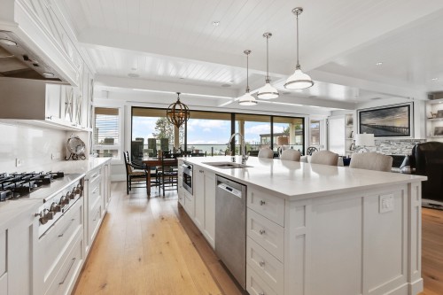 932 Ash Street, White Rock, BC - Indoor Photo Showing Kitchen With Upgraded Kitchen