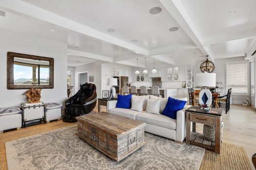 932 Ash Street, White Rock, BC - Indoor Photo Showing Living Room
