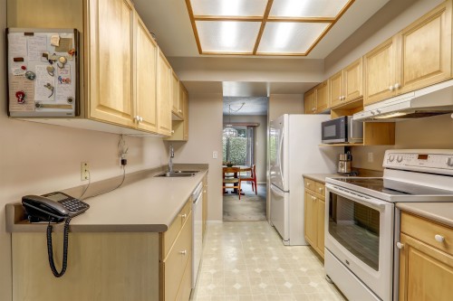 82-6622 Baker Road, Delta, BC - Indoor Photo Showing Kitchen With Double Sink