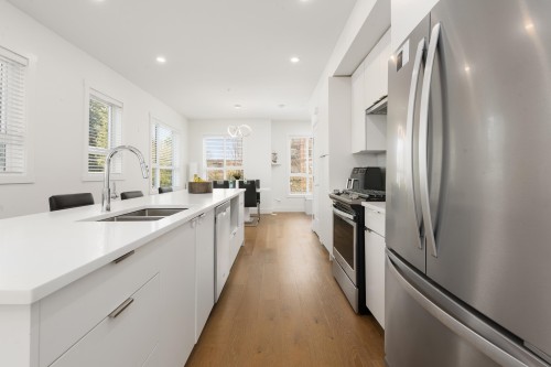 9-19790 55A Avenue, Langley, BC - Indoor Photo Showing Kitchen With Double Sink With Upgraded Kitchen