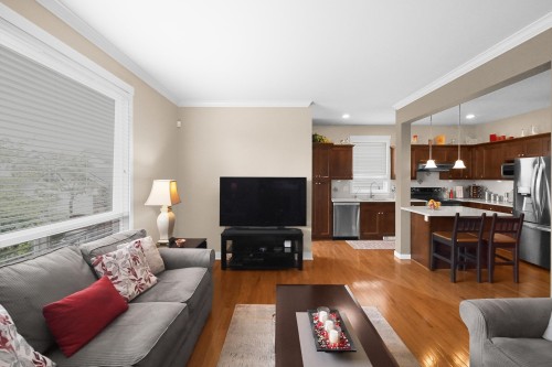 18565 67 Avenue, Surrey, BC - Indoor Photo Showing Living Room