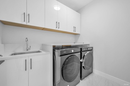 11342 River Road, Surrey, BC - Indoor Photo Showing Laundry Room