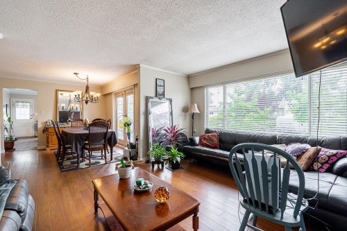 11380 75B Avenue, Delta, BC - Indoor Photo Showing Living Room