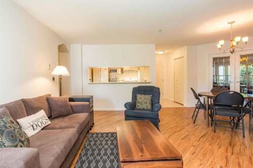 221-19528 Fraser Highway, Surrey, BC - Indoor Photo Showing Living Room