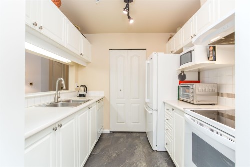 221-19528 Fraser Highway, Surrey, BC - Indoor Photo Showing Kitchen With Double Sink