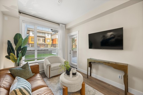 103-20926 83 Avenue, Langley, BC - Indoor Photo Showing Living Room