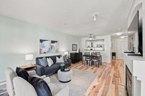 204-20125 55A Avenue, Langley, BC - Indoor Photo Showing Living Room