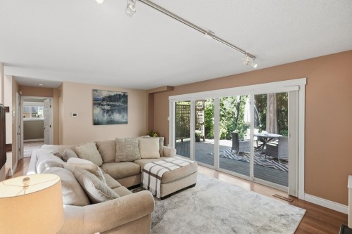 11779 Lyon Road, Delta, BC - Indoor Photo Showing Living Room