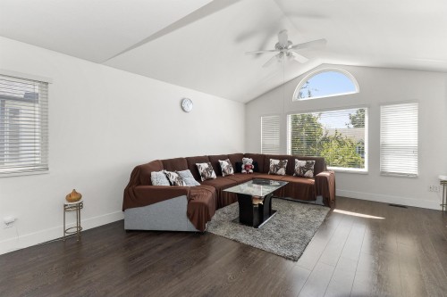 31279 Wagner Drive, Abbotsford, BC - Indoor Photo Showing Living Room