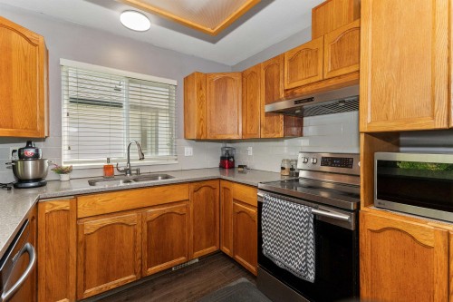 31279 Wagner Drive, Abbotsford, BC - Indoor Photo Showing Kitchen With Double Sink