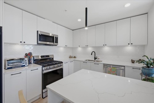 B606-20078 85 Avenue, Langley, BC - Indoor Photo Showing Kitchen With Stainless Steel Kitchen With Double Sink With Upgraded Kitchen