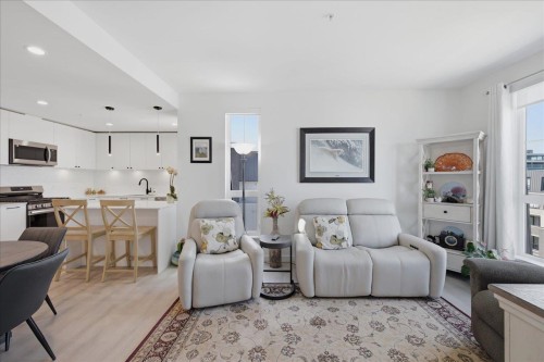 B606-20078 85 Avenue, Langley, BC - Indoor Photo Showing Living Room