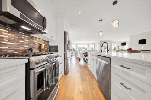 16063 8 Avenue, Surrey, BC - Indoor Photo Showing Kitchen With Upgraded Kitchen