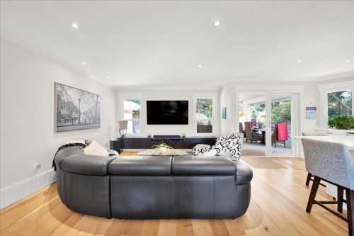 16063 8 Avenue, Surrey, BC - Indoor Photo Showing Living Room