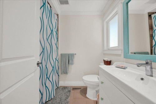 16063 8 Avenue, Surrey, BC - Indoor Photo Showing Bathroom