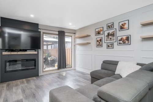 62-27456 32 Avenue, Langley, BC - Indoor Photo Showing Living Room With Fireplace