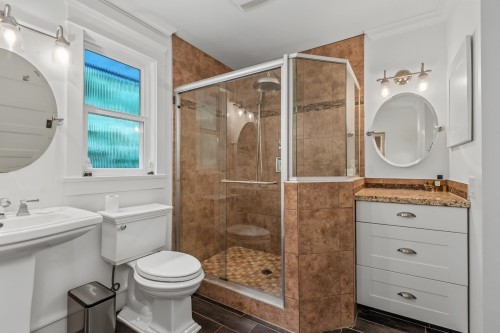 7785 143 Street, Surrey, BC - Indoor Photo Showing Bathroom