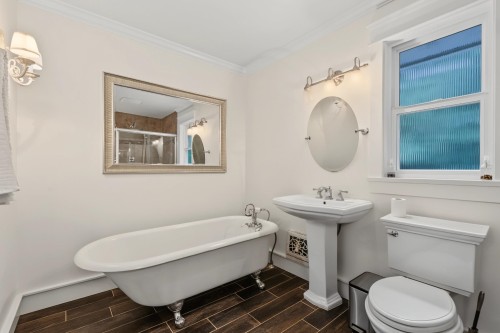 7785 143 Street, Surrey, BC - Indoor Photo Showing Bathroom