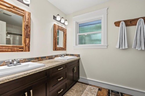 7785 143 Street, Surrey, BC - Indoor Photo Showing Bathroom