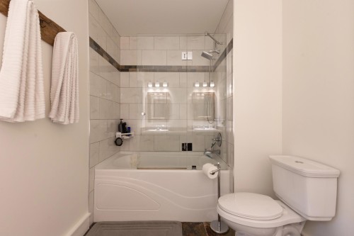 7785 143 Street, Surrey, BC - Indoor Photo Showing Bathroom