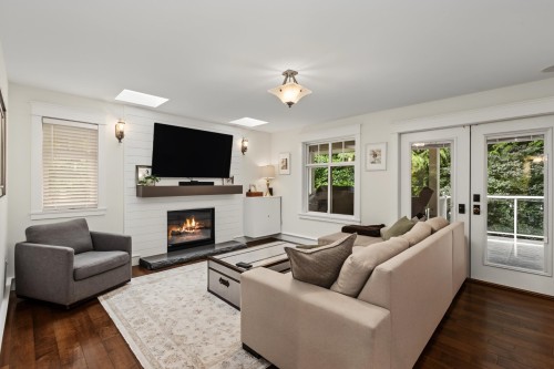 7785 143 Street, Surrey, BC - Indoor Photo Showing Living Room With Fireplace