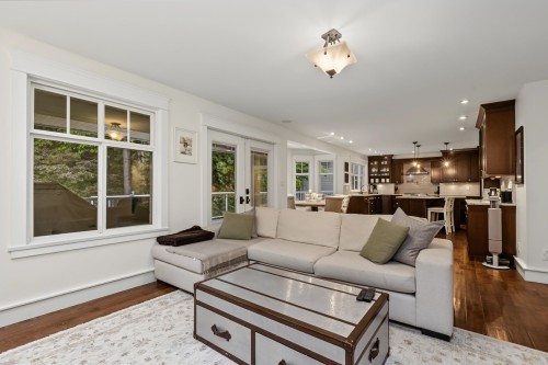 7785 143 Street, Surrey, BC - Indoor Photo Showing Living Room