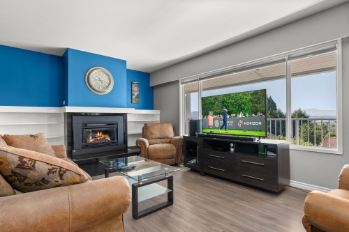 33580 5Th Avenue, Mission, BC - Indoor Photo Showing Living Room With Fireplace