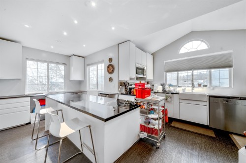 2595 Whatcom Place, Abbotsford, BC - Indoor Photo Showing Kitchen With Upgraded Kitchen